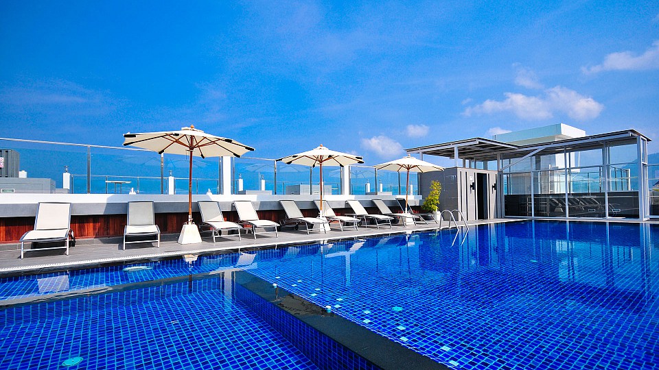 Rooftop Pool & Bar